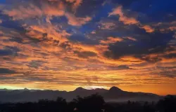 Pemandangan senja dari atap rumah Cijerah, Bandung (Sumber: Dokumentasi Pribadi | Foto: Fitri Fariha)