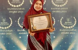 Lina Herlinawati saat menerima piagam penghargaan dari Baznas Jawa Barat (Sumber: Dari Lina Herlinawati, setelah sesi wawancara selesai | Foto: Bagian media Baitulmaal Muamalat)