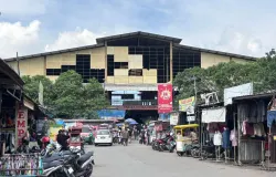 Suasana ramai di depan Pasar Cimol Gedebage, pusat pakaian dan barang bekas di Bandung (Foto: Teddy)