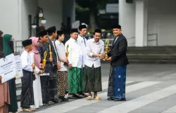 Pemberian Piala Juara 1 Membaca Kitab Kuning kepada Defani Raspati, salah satu Santri Yayasan Pondok Pesantren Sukamiskin. (Istimewa)
