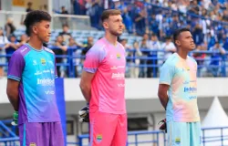Penjaga gawang Persib Teja Paku Alam (kanan), dan Adam Przybek (tengah) pemain asing berkebangsaan Polandia. (Sumber: Ayobandung.id | Foto: Irfan Al-Faritsi)