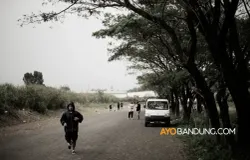 Warga beraktivitas di kawasan Tritan Point Cipadung, Jalan Raya Cipadung, Kecamatan Panyileukan, Kota Bandung, Rabu, 6 Juli 2022. (Sumber: Ayobandung.com | Foto: Muhammad Farhan Al Rachman)