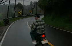 Jalan raya yang gelap tanpa cahaya penerangan lampu jalan. (Sumber: Dokumentasi Penulis | Foto: Ayyasy)