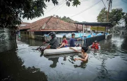 Banjir di Kampung Bojong Asih, Kecamatan Dayeuhkolot, Kabupaten Bandung, pada Minggu, 9 Maret 2025. (Sumber: Ayobandung.id | Foto: Kavin Faza)