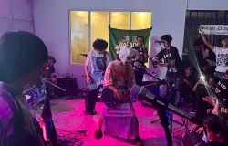 Suasana Pertunjukan Band Dongker di acara 2nd Anniversary Balada Dongkap di  di Spill and Bites Purnawarman, Bandung (24/10/2025) (Kiri: Delpi, Tengah: Arno, Kanan: Tantra) (Sumber: dokumentasi pribadi | Foto: Nurmeila Elfreda)