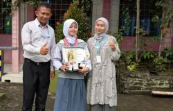 Saskia Nuraini An Nazwa, Juara 2 lomba Baca Puisi, Juara 3 lomba unjuk bakat, juara terbaik lomba menulis puisi tingkat SMA/SMK tingkat Nasional oleh Lomba Seni sastra Indonesia dengan Tema BEBAS Jakarta. (Sumber: SMK Bakti Nusantara 666)