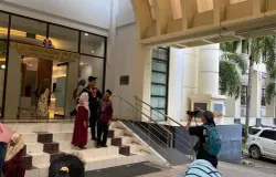 Seorang wisudawan berpose bersama keluarganya di depan Fakultas, Universitas Pendidikan Indonesia, Bandung. (Sumber: Dokumentasi Pribadi | Foto: Jajang Shofar Khoerudin)