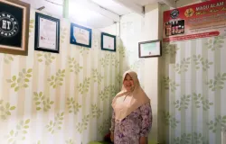 Ibu Mumut berada di ruang depan tempat praktik Hikmah Therapy. (Sumber: Dokumentasi Pribadi | Foto: Fira Amarin)