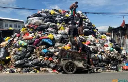 "Gunung"sampah di Tempat Pembuangan Sampah (TPS) Dakota di Jl. Gunung Batu, Sukaraja, Kecamatan Cicendo, Kota Bandung pada Jumat, 7 November 2025. (Sumber: ayobandung.id | Foto: Ikbal Tawakal)
