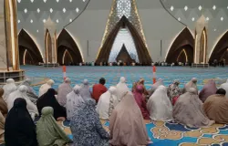Di tengah sore mendung yang adem, Masjid Al Jabbar menjadi ruang jeda, tempat jamaah larut dalam ketenangan, di bawah cahaya lembut dan arsitektur megah yang memeluk suasana dengan damai (Foto: Syahiratul Mghfiroh)