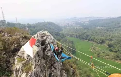 Wisatawan mencoba wisata hammock di Gunung Hawu, Padalarang, Kabupaten Bandung Barat pada Sabtu, 17 Agustus 2024. (Sumber: ayobandung.com | Foto: Irfan Al-Faritsi)