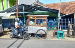 Gerobak Bubur Ayam Pasor Mang Opik yang berada di pinggir jalan Manisi, Kota Bandung (Sumber: Dokumentasi Pribadi Penulis | Foto: Salsabiil Firdaus)