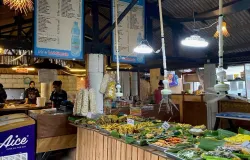 Para pegawai menyiapkan hidangan dengan konsep prasmanan (self-service) pada sore hari di Saung Balarea, pada 28 Oktober 2025. (Sumber: Dokumentasi Penulis | Foto: Nufairi Shabrina)