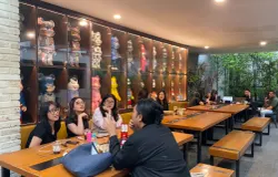 Anak muda menghidupkan budaya kalcer melalui kebiasaan nongkrong di kafe Bandung, Jumat (31/10/25) (Sumber: Nathania)