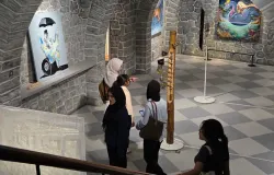 Suasana pengunjung Grey Art Gallery yang menjadi bagian dari cerita mereka yang perlahan merekah, 4 November 2025. (Sumber: Dokumentasi Penulis | Foto: Mutiara Khailla Gyanissa Putri)