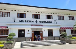 Tampak depan bangunan Museum Geologi berdiri megah di Jalan Diponegoro No. 57, Kota Bandung. (Sumber: Dokumentasi Penulis | Foto: Nazira Tazkiya)