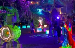 Para Wisatawan Menikmati Keindahan Lampu Malam di Hutan Mycelia, Cikole, Lembang (4/11/2025) (Foto: Farah Sausan)