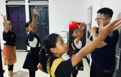 Yusman Rohmawan sedang melatih anak didik nya Tari Jaipongan di Studio Turiang Sajati Desa Cimenyan, Kabupate Bandung, Jawa Barat pada Sabtu (8/11/2025) (Foto: Zazkia)