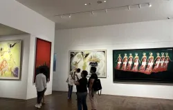 Pengunjung menikmati dan mengabadikan hasil karya Srihadi, Sabtu 01 November 2025, Ciumbuleuit, Kecamatan Cicadap, Kota Bandung (Sumber: Sela Rika | Foto: Sela Rika)