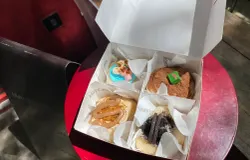 Donat mochi lembut khas Mave Douchi dengan tekstur kenyal yang jadi favorit pelanggan (Foto: Zahwa Rizkiana)