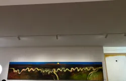 Pengunjung mengabadikan momen di bawah lukisan karya sang maestro Srihadi Soedarsono
di Kota Bandung (01/11/25) (Foto: Daffa Mochamad Reri)