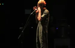 Mantra Surugana menampilkan alat musik  karinding dengan kolaborasi digital di Isbi Bandung pada Kamis (25/9/2025).