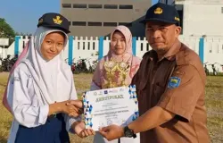 Sheylla Vita Hadista sedang menerima penghargaan (Foto: Azzam Kusuma)