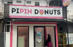 Seorang customer yang mengantri untuk membeli Pipin Donuts, Cabang Sukabirus, Kabupaten Bandung, (08/11/2025) (Sumber: Dokumentasi Penulis | Foto: Asti Alya)