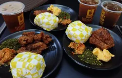 Definisi renyah diluar juicy di dalem. Sensasi pedas nikmat dan segarnya es teh. (Foto: Eva Alawiah)