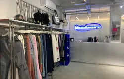 Disclosure menawarkan gaya fashion jadul yang kekinian di daerah Cihapit Bandung, Jumat (31/10/2025). (Foto: Najwa Khairani)