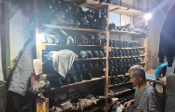 Seseorang tengah menempel alas sepatu kulit di rumah produksi Sepatu Persada
(01/09/2025) (Sumber: Khalidullah As Syauqi)