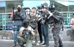 Anggota Tactical Bandung–Jabodetabek Community mengenakan perlengkapan bergaya militer saat menghadiri acara cosplay di Bandung pada 27 Januari 2024 (Sumber: Tactical Bandung–Jabodetabek Community | Foto: Abghi Wira Aunillah)