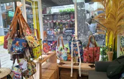 Deretan tas bermotif budaya Sunda terpajang di etalase toko Sampurasun Bandung, Jalan Cihampelas, Kelurahan Cipaganti, Kecamatan Coblong, Kota Bandung, Minggu (26/10/2025) (Sumber: Dokumentasi Pribadi  Penulis | Foto: Dwi Sheila Simanjuntak)