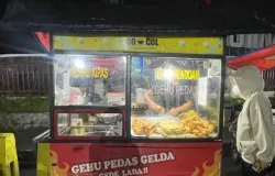 Suasana hangat di lapak Anget Sari saat pemilik menyajikan gorengan untuk pelanggan, di Kampung Sukapura, Kecamatan Dayeuhkolot, Bandung, Selasa (28/10/2025) (Sumber: Nailah Qurratul Aini | Foto: Nailah Qurratul Aini)