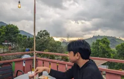 Pengunjung menikmati kopi dan kudapan hangat di teras Kedai Kopi Izdihaar, Tanjuwangi, Cicalengka (2/11/2025) (Foto: Maya Angelina)