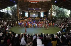 Pengunjung menghadiri pertunjukan angklung yang dimainkan anak-anak di Saung Angklung Udjo, Kota Bandung, Selasa (4/11/2025). (Sumber: Dokumentasi Penulis)