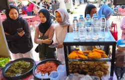 Suasana antusiasme pengunjung saat mengantre untuk mencicipi hidangan Ryorina Kitchen di Parkir Barat Summarecon Mall Bandung. (Sumber: Dok. Ryorina Kitchen | Foto: Rinawati)