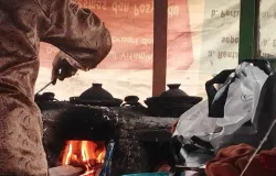 Pak Ocid sedang menyiapkan surabi bagi pembeli (Sumber: Dokumentasi Penulis | Foto: Inggrid Aulia Kusumawardhani)