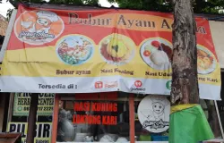 Tampilan Depan Kedai Bubur Aqeela. (Sumber: Dokumentasi Foto Penulis | Foto: Highcall Ziqrul Illahi)