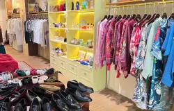 Suasana House of Majik yang sangat berwarna ditengah hijaunya Bandung, berlokasi di Jl. Trunojoyo No.34, Citarum, Kec. Bandung Wetan, Kota Bandung, Jawa Barat 40155, Minggu (09/11/25). (Foto: Aliffa Irniesya)