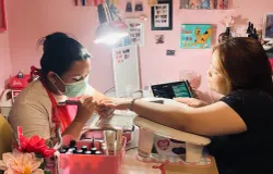 Mita Sheila Mukvi melayani pelanggan di studio Sazi Younge Nail Art yang berlokasi di Kompleks Batununggal Indah Estate, Kec. Bandung Kidul, Kota Bandung, Senin (3/11/2025). (Foto: Ratu Ghurofil)