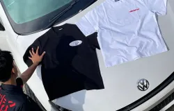 Tim urbodycount menata koleksi kaos edisi terbaru di atas mobil sebagai bagian dari proses pemotretan produk di Buahbatu Square Jl.Apel 1 NO.18, Bandung, Jawa Barat, Selasa (4/11/2025) (Sumber: Rahma Dewi | Foto: Rahma Dewi)