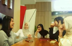 Beberapa mahasiswa melakukan percakapan yang mencerminkan kehangatan dan kekhasan tutur masyarakat Sunda di area kampus Telkom University, Kabupaten Bandung, Selasa (11/11/2025). (Foto: Adellia Ramadhani)