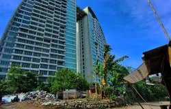 Gedung apartemen dan Tempat Penampungan Sampah. Satu sudut di Dago Elos (Foto: Elly Dzarrah)