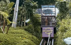 Pengunjung menaiki inclinator khas Rumpun Chanaya Resort. (Foto: Dokumentasi Penulis)
