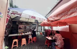 Beberapa pelanggan tampak menikmati seporsi baso keju goreng di kedai Baso Arif, Jl. Wira Angun Angun No.18, Citarum, Kec. Bandung Wetan, Kota Bandung, (3/11/2025). (Sumber: Dokumentasi Penulis | Foto: Keira Khalila K)