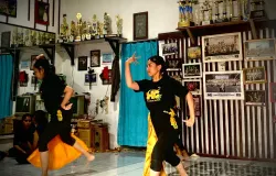 Suasana latihan para penari muda di Sanggar Kalangkang Gumiwang, Jl. Soekarno Hatta, Kampung Caringin, Kecamatan Bojongloa Kaler, Kota Bandung (9/11/2025) (Foto: Fasha Nadira Syakir)