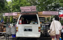 Konsumen sedang membeli beraneka ragam kue di Mobil van pada Jumat (31/10/2025). (Foto: Risa Febriani)