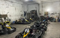 Sejumlah gokar sedang menjalani perawatan rutin di dalam bengkel yang berlokasi di Jl. AH. Nasution Kecamatan Cibiru, Kota Bandung(10/11/2025) (Foto: Zaidan Muafa)