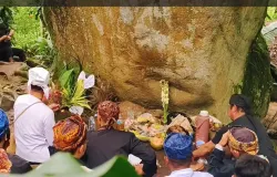 Warga adat melakukan ritual ruatan di kaki Gunung Manglayang sebagai bentuk ungkapan syukur dan doa keselamatan bagi alam serta masyarakat sekitar.di Gunung Manglayang, Cibiru, Bandung 20 Maret 2025 (Foto: Oscar Yasunari)